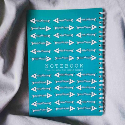 دفتر یادداشت آبی رنگ با طرح استخوان های ماهی فانتزی