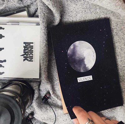 دفتر یادداشت مشکی با طرح ماه
