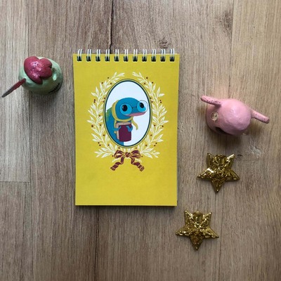 دفترچه یادداشت زرد با تصویرسازی ماهی با شال گردن